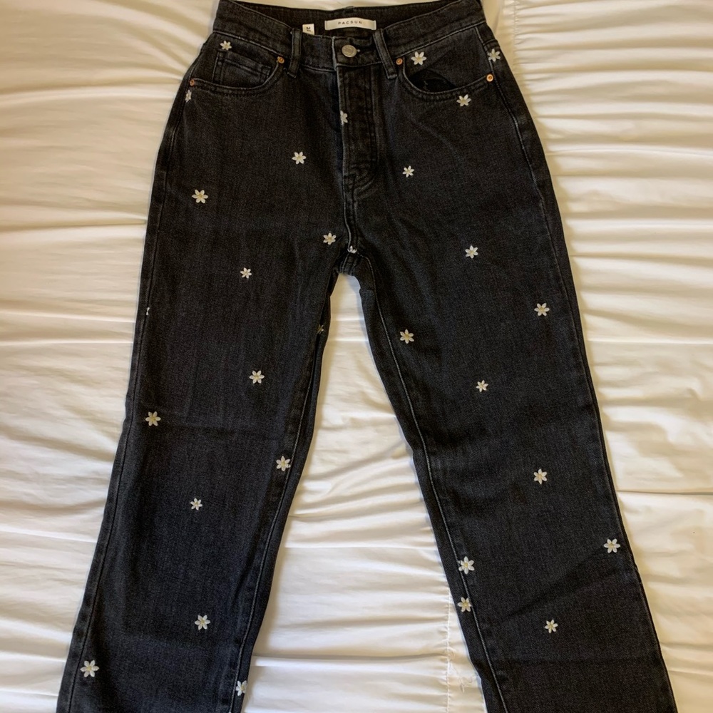 PacSun Raining Daisy High Waisted Straight Jeans🌼